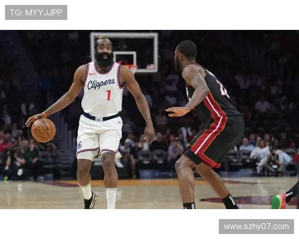 快船训练营第二天精彩瞬间哈登博格丹欢笑小卡保罗同框引关注